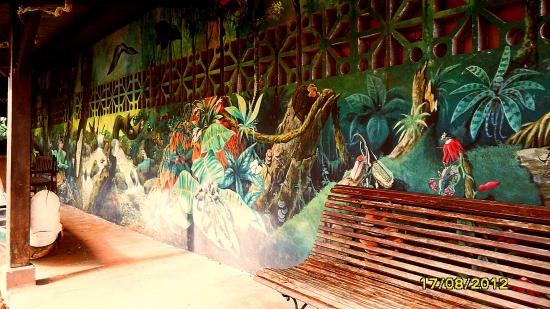 le mur à  l'entrée du musée.