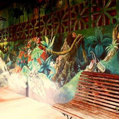 le mur à  l'entrée du musée.