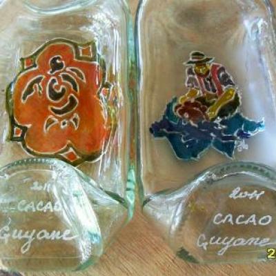 bouteilles déformées peintes.