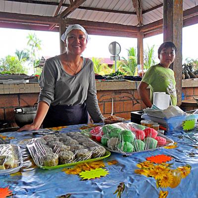 Mme Vukia, son fils angel.