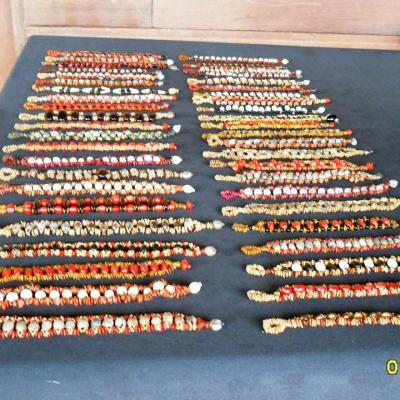 PhyI colliers graines ,styliste,créateur de mode,défilés etc.