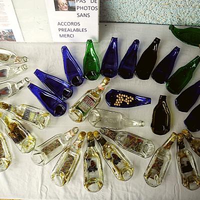 bouteilles déformées avec chromos collector